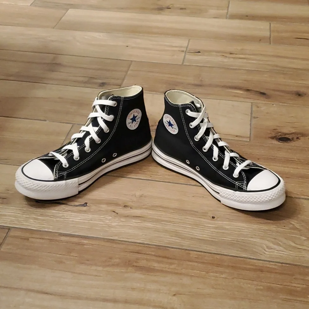 Like new Converse size 6  Women's Platform sneakers.